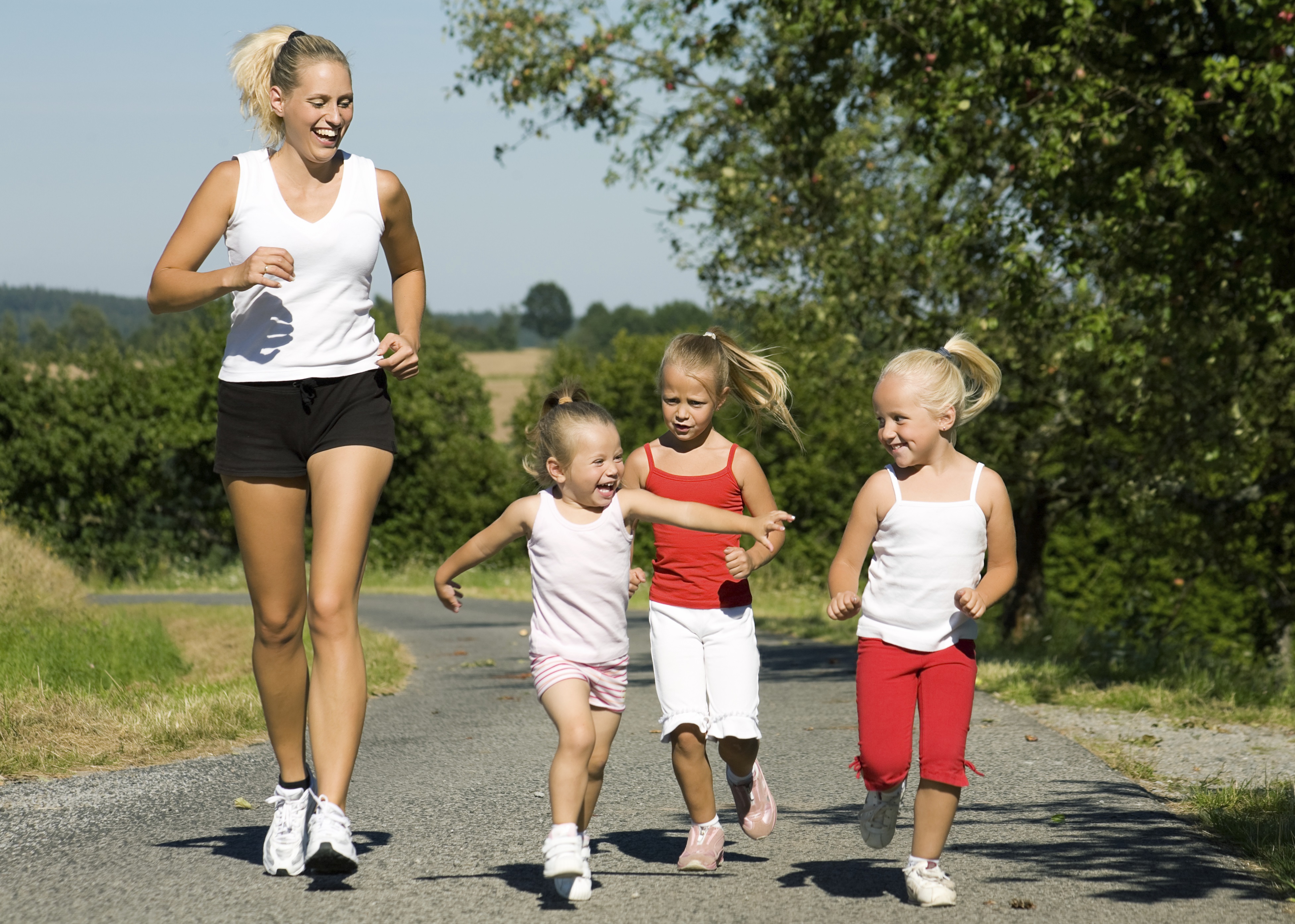 В контакт в жизни детей. Спортивные дети. Ходьба дети. Оздоровительный бег и ходьба. Физическая активность детей.